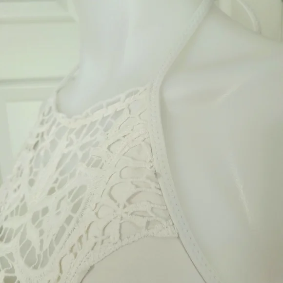 BECCA High Neck Crochet Floral Lace Bikini Top L EUC White Halter - Picture 4 of 10